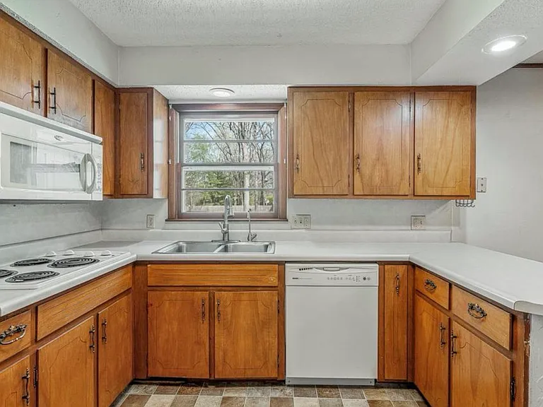 5246 N Crestwood Dr — Photo 10