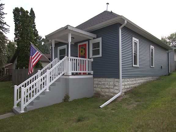 2nd image of 425 8th St NE