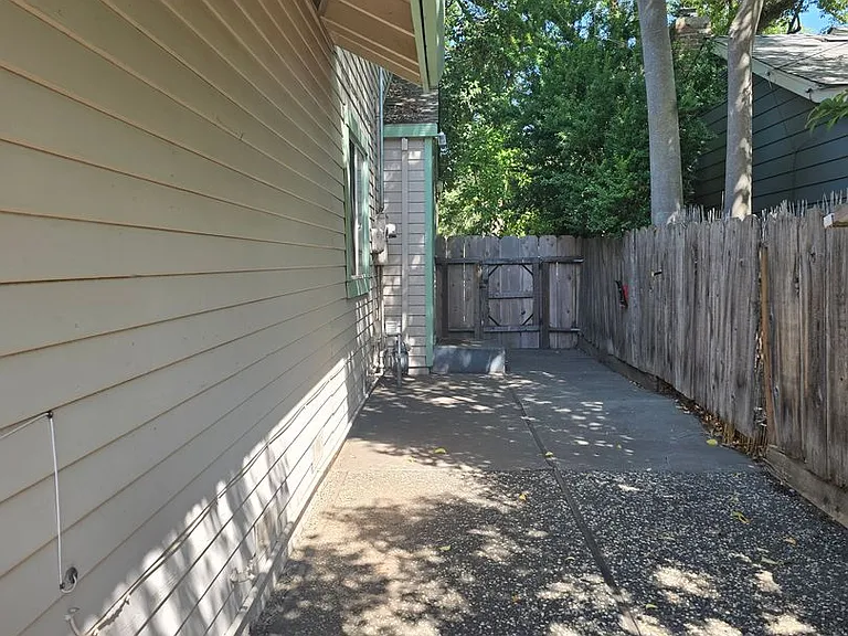 485 E 1st Ave — Photo 34