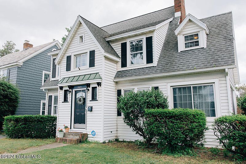 2nd image of 989 Washington Avenue