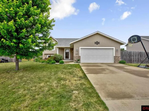 224 Oak Dr, Eagle Lake, MN 56024