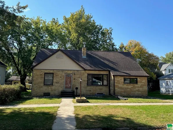 612 6th St, Sheldon, IA 51201