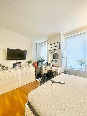 3rd image of 112 E 40th St #8B
