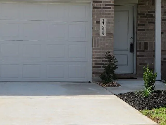 3 bed, 2.0 bath, $1,800 — Photo 2