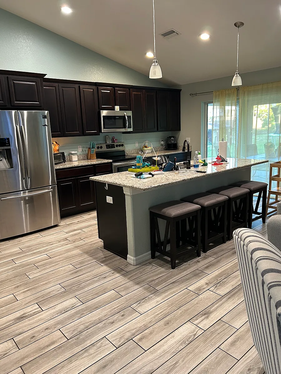 Breakfast bar in kitchen - 11260 Humber Rd