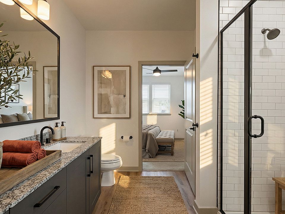 Semi-framelss glass showers