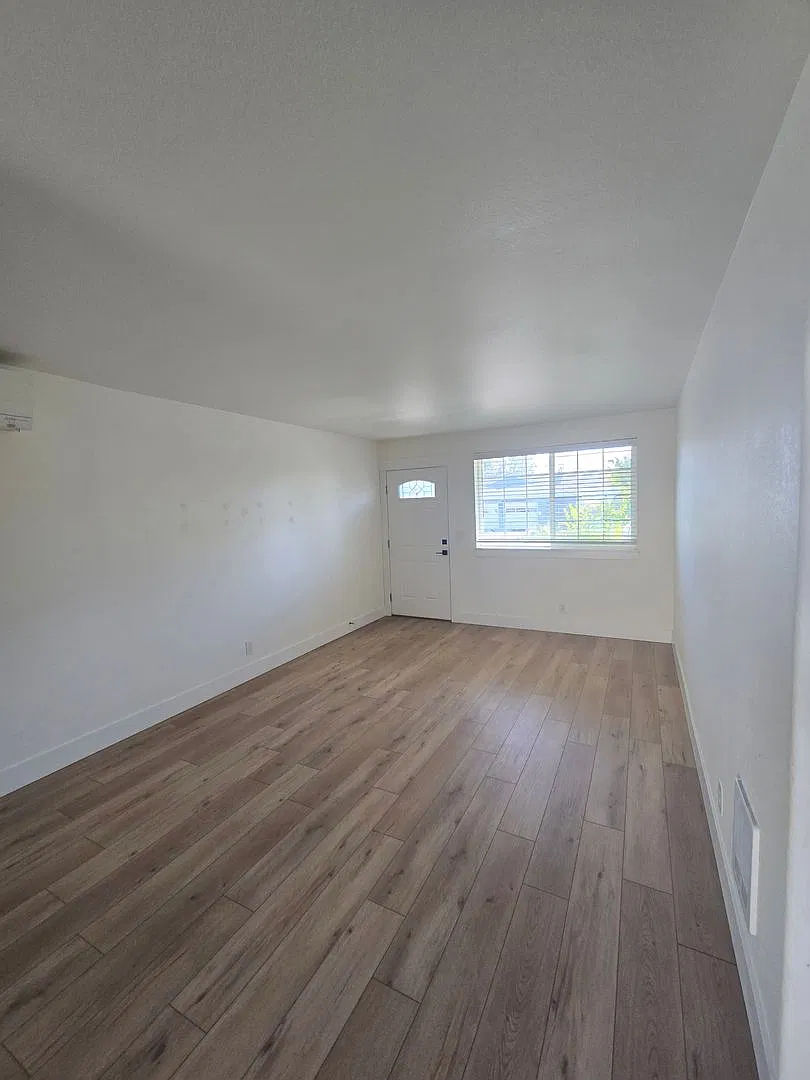 Fully Remodeled Single-Story Duplex in Southwest Redmond! — Photo 2