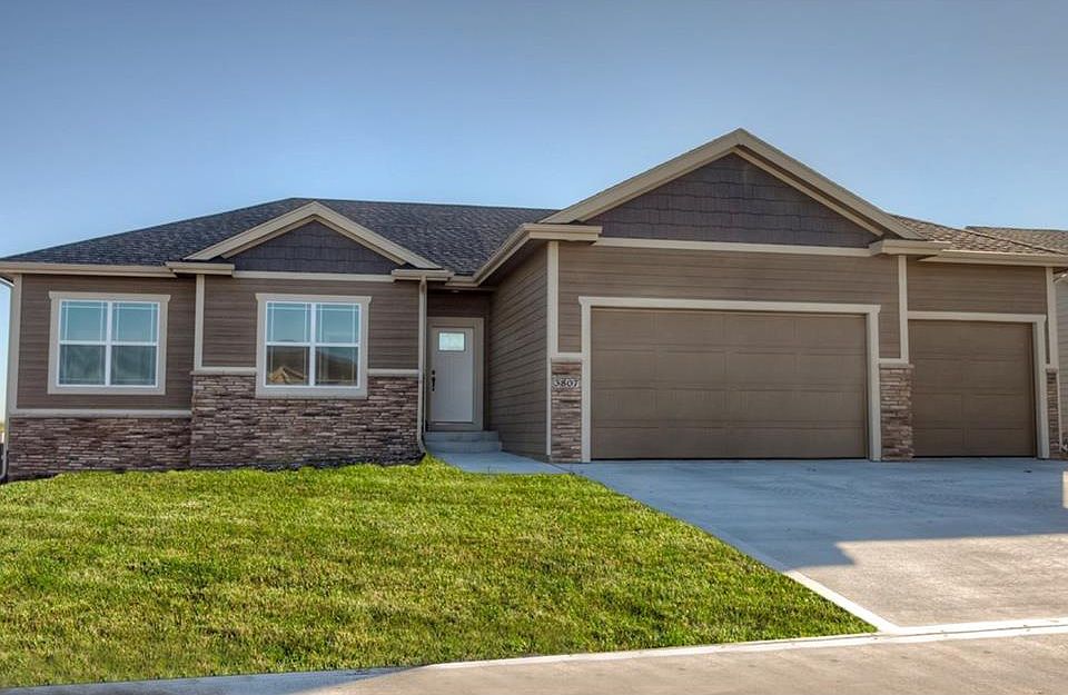 1st image of 3807 NW Applewood Ct