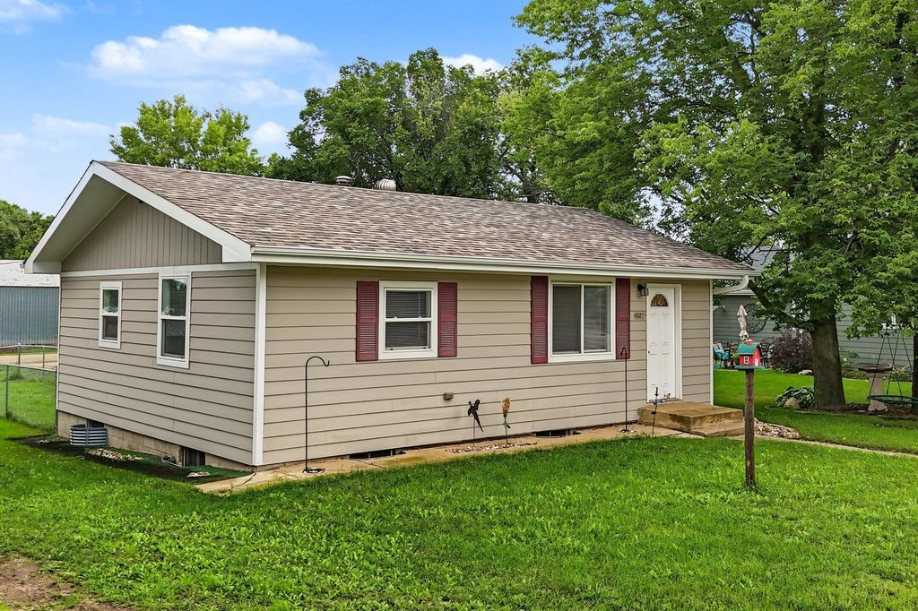 227 E 4th St - Property Image