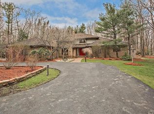 75 E Juniper Ln, Moreland Hills, OH