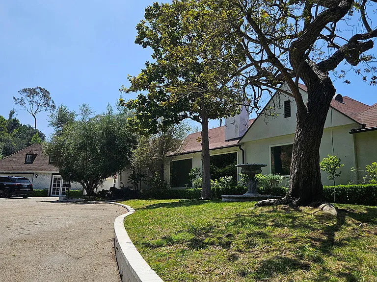 2828 Benedict Canyon Dr — Photo 4