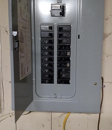 3rd image of 915 Fairbanks Ave