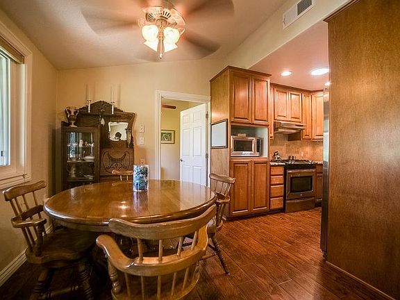 3rd image of 19151 Avenue Of The Oaks Unit B