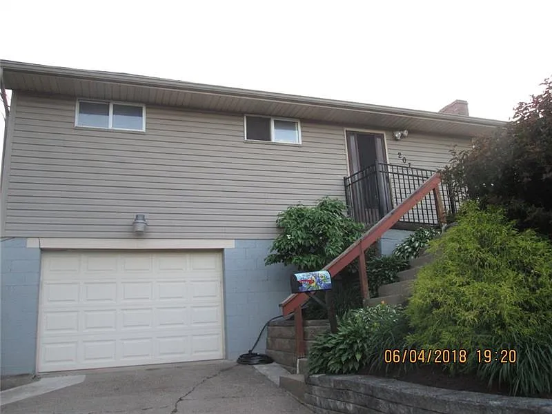 207 Poplar St photo 1