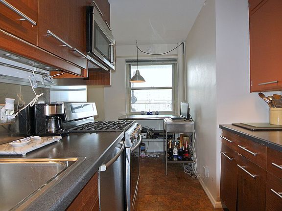 5th image of 100 La Salle St APT 14A