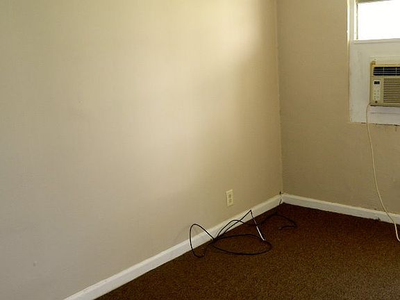 4th image of 2226 Greenlee St