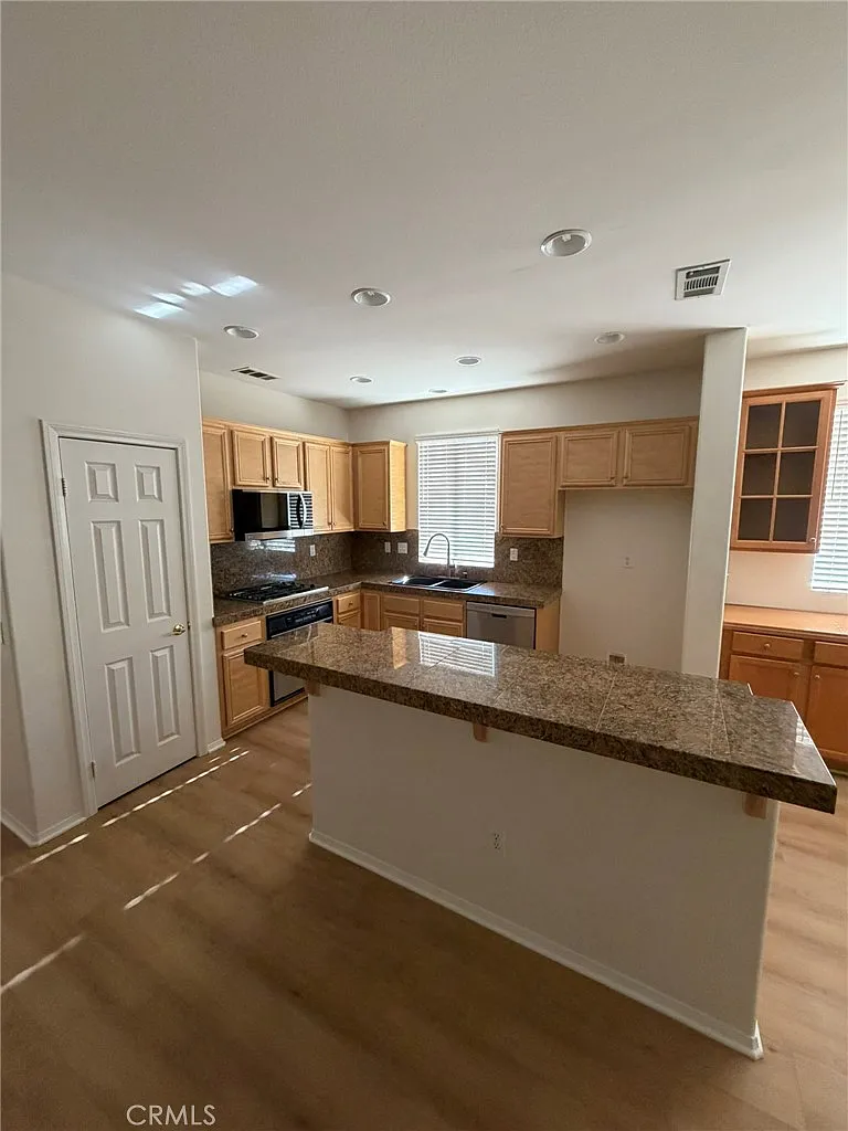 4 bed, 2306 sqft, $3,000 — Photo 4