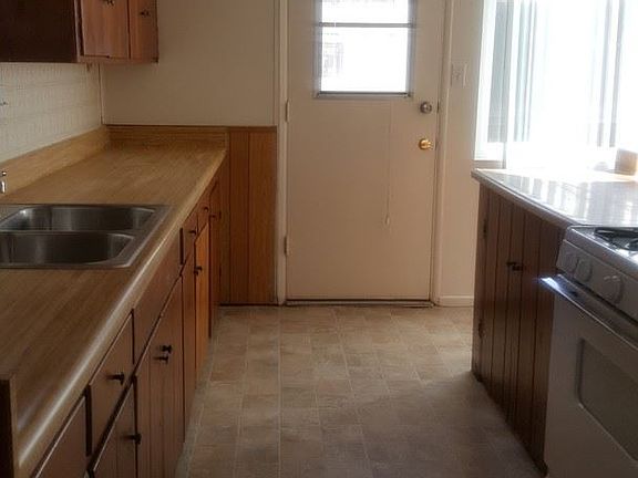 3rd image of 1476 Greenfield Dr