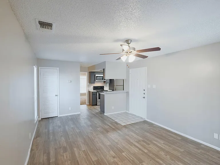 Hidden Oaks Apartments — Photo 16