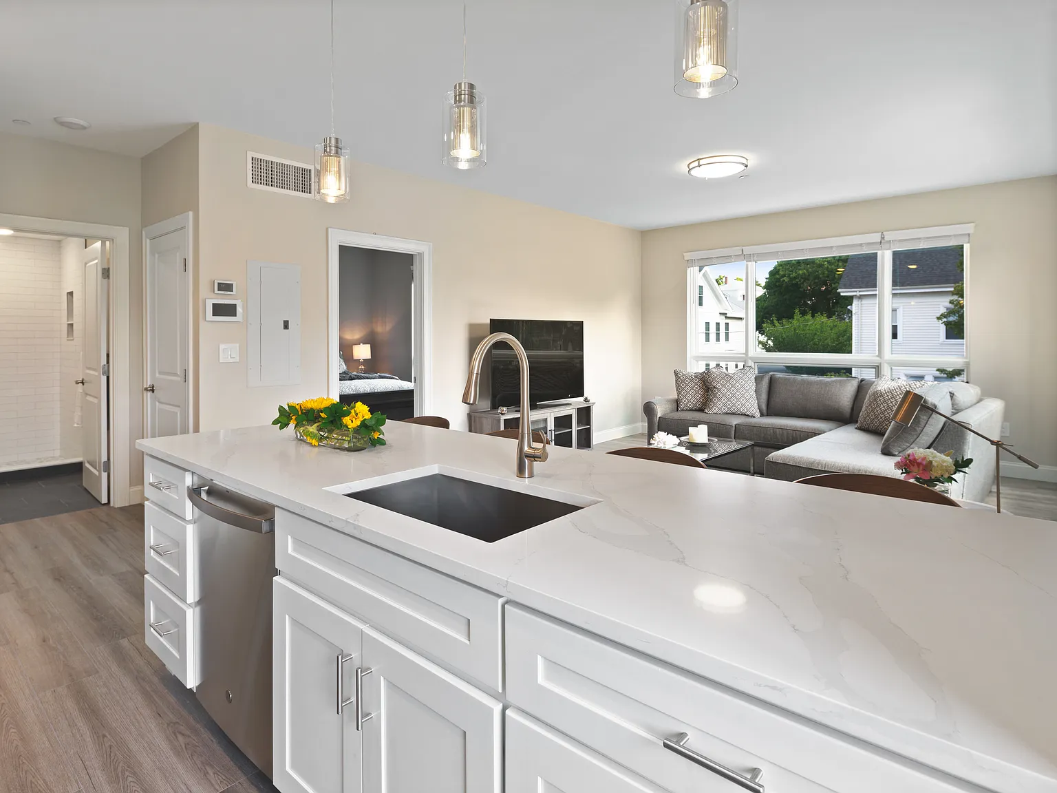 1 bed, 1.0 bath, 686 sqft, $2,400 — Photo 1