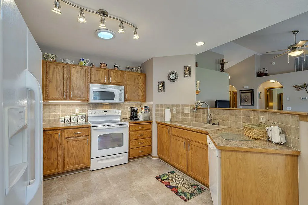 3 bed, 1330 sqft, $2,300 — Photo 3
