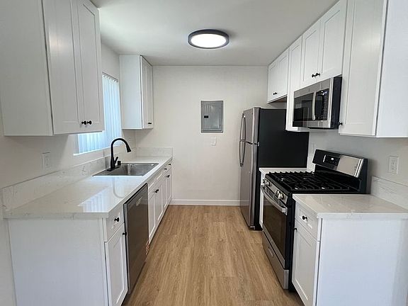 5th image of 12800 Moorpark St #5