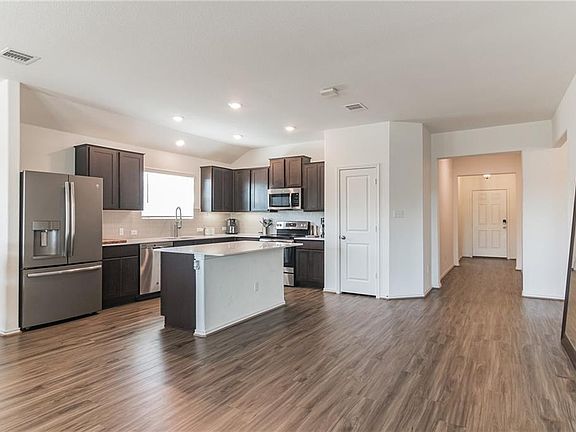 5th image of 116 Pearland St