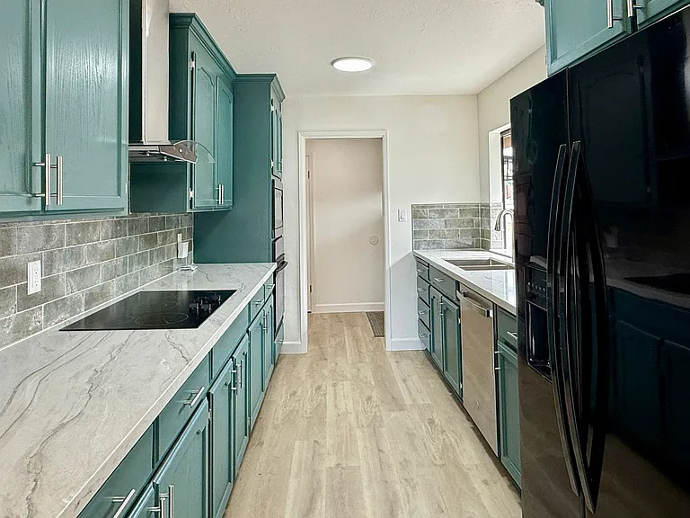 390 Howard Dr — Photo 3