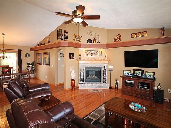 3rd image of 2660 Meadowview Dr