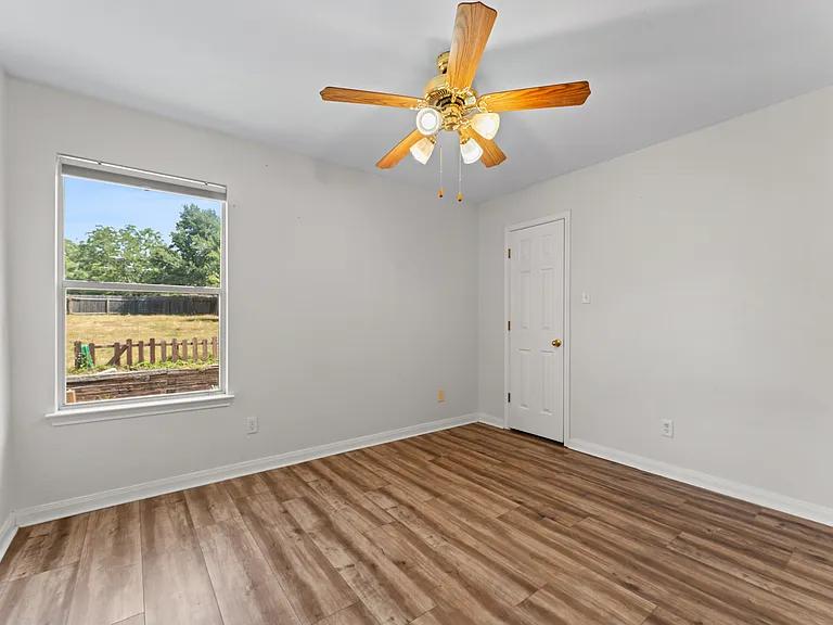 807 Midway Crst — Photo 20