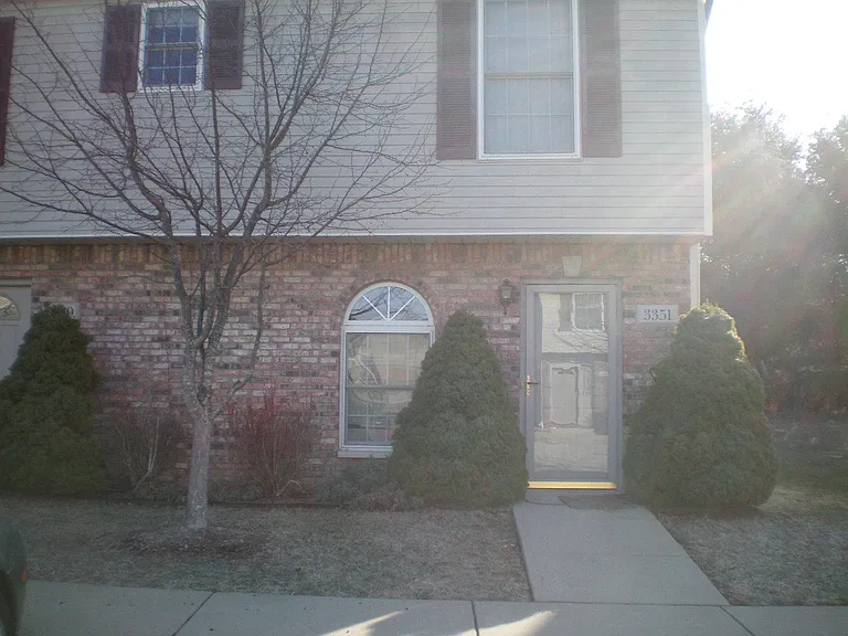 3351 S Oaklawn Cir — Photo 1