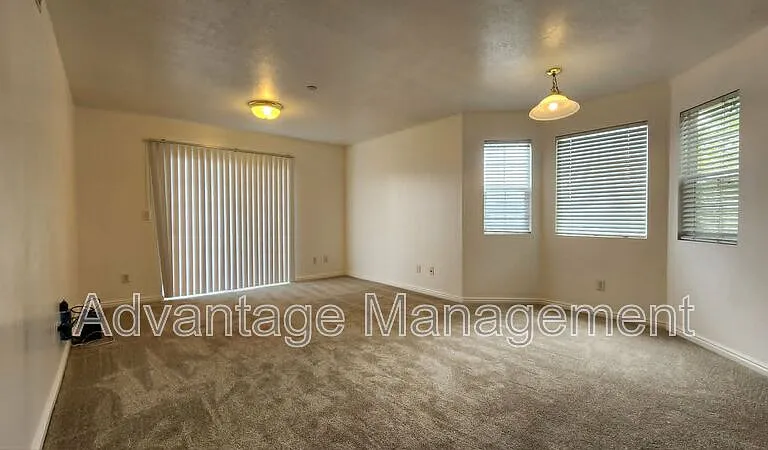 105 W Daybreak Ln — Photo 6