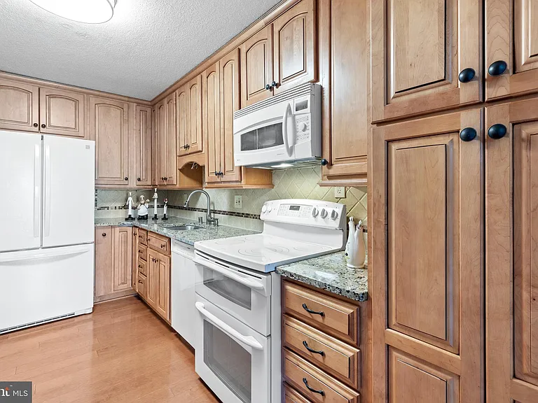 8360 Greensboro Dr #721 — Photo 11