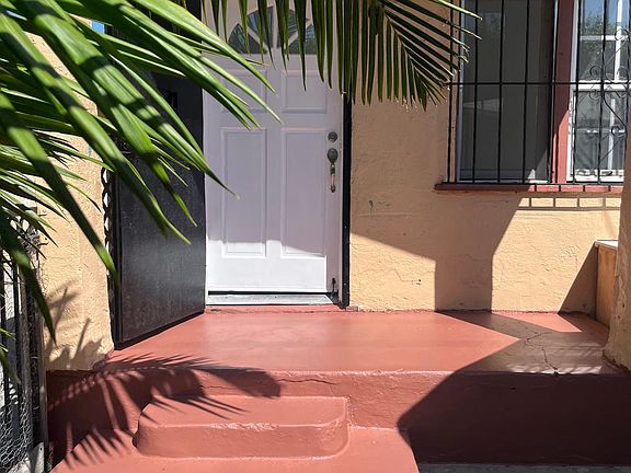 4th image of 10906 Compton Ave