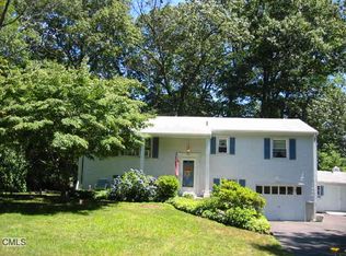 8 Boulder Cir, Norwalk, CT 06854