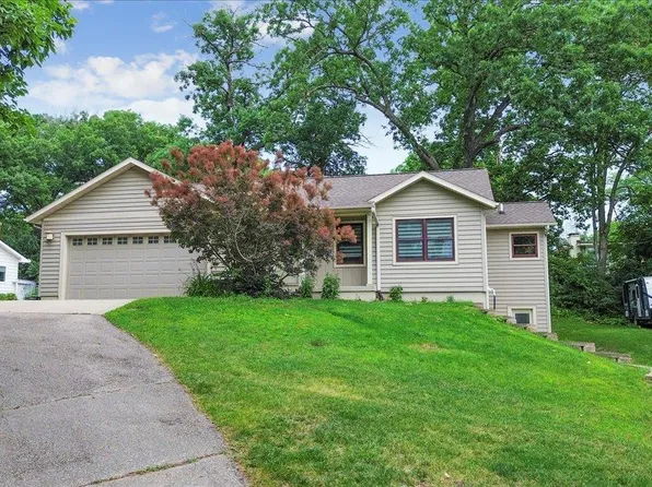 3124 Rainbow Dr, Cedar Falls, IA 50613