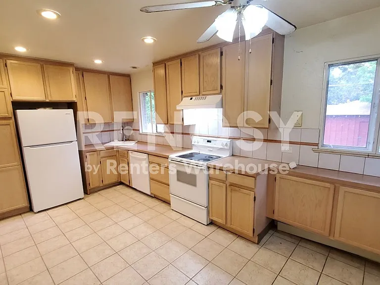 2225 S Cherry St — Photo 4