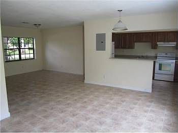 4th image of 469 E Melrose Cir