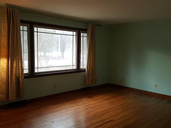 4th image of 1014 Rock City Rd