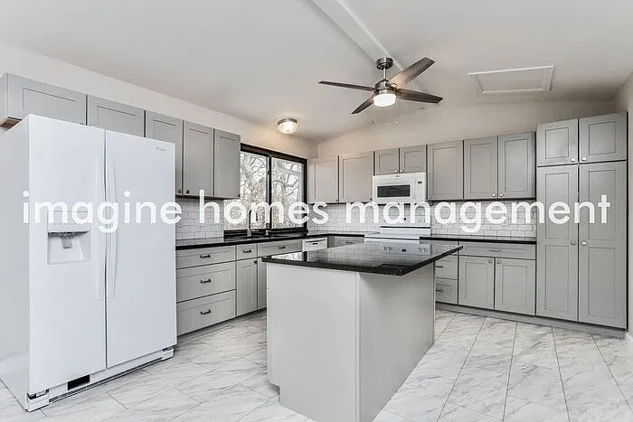 408 Willow Wood Ct — Photo 4