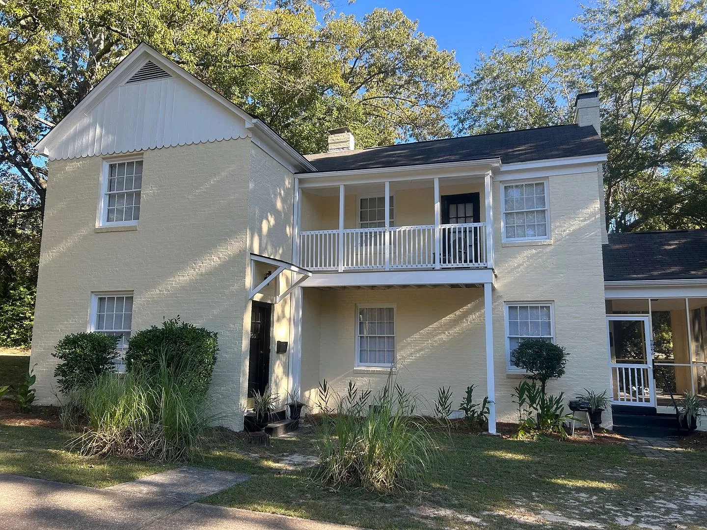 200 South Harden Street Upstairs Duplex/ Both Units available, rent with a group of for the 2027-... — Photo 2