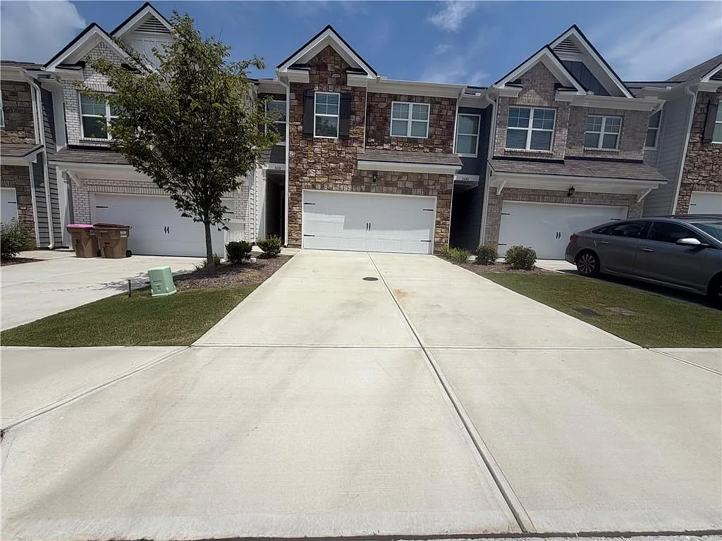 3 bed, 2.5 bath, 1965 sqft, $2,275 — Photo 2