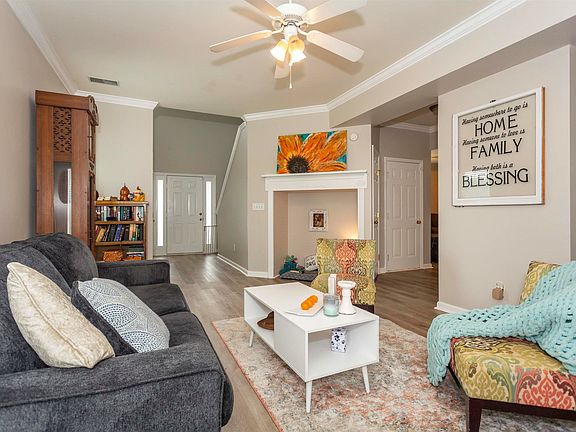 3rd image of 212 Ashford Dr