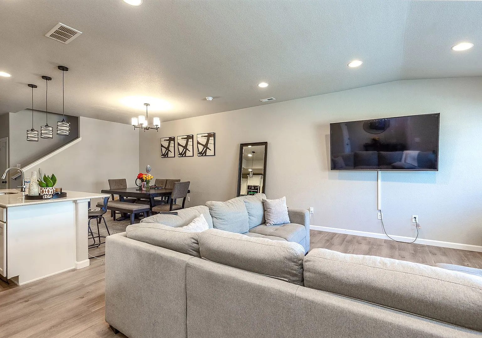Townhouse Unit for Rent — Photo 4