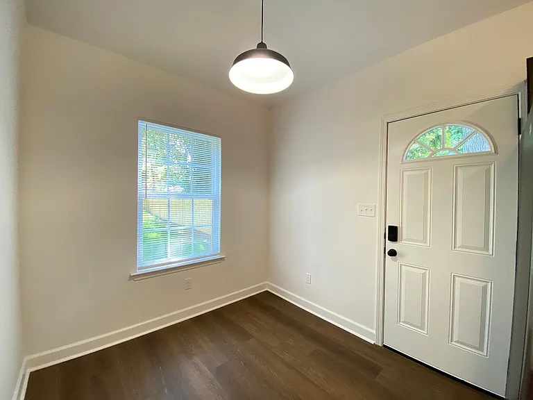 2111 S Oak St — Photo 12