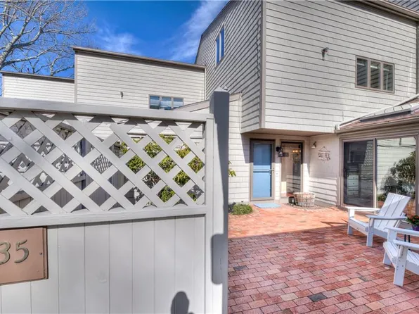 35 Seabreeze Ln, Bristol, RI 02809