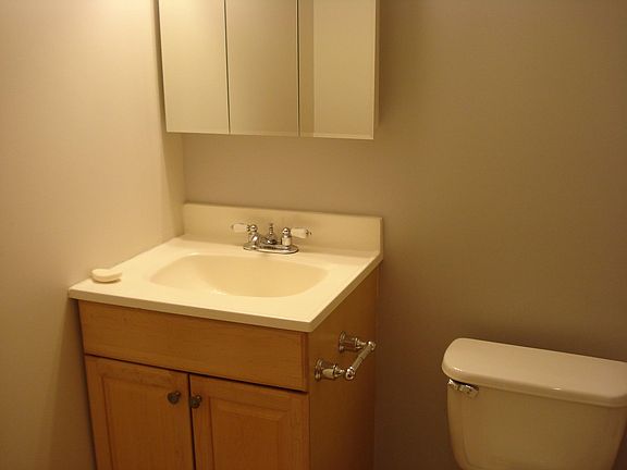 5th image of 4600 N Cumberland Ave Unit 107