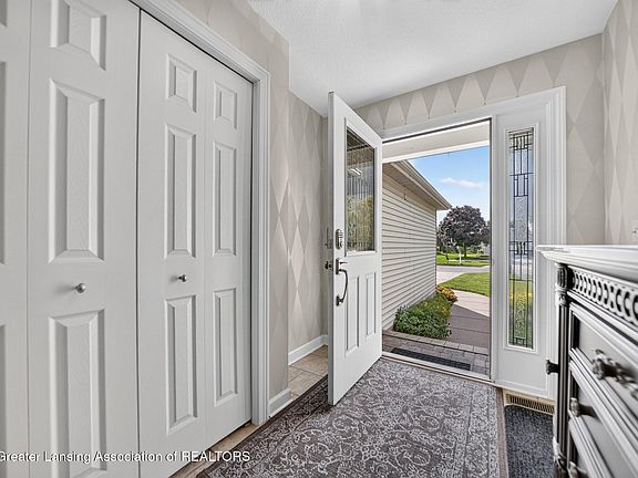 3rd image of 1043 N Crandell Dr