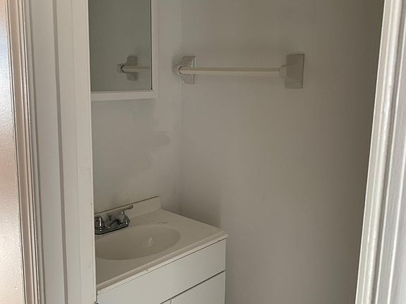 1/2 bath, powder room