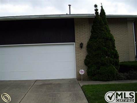 9585 W. Outer Dr. garage.JPG